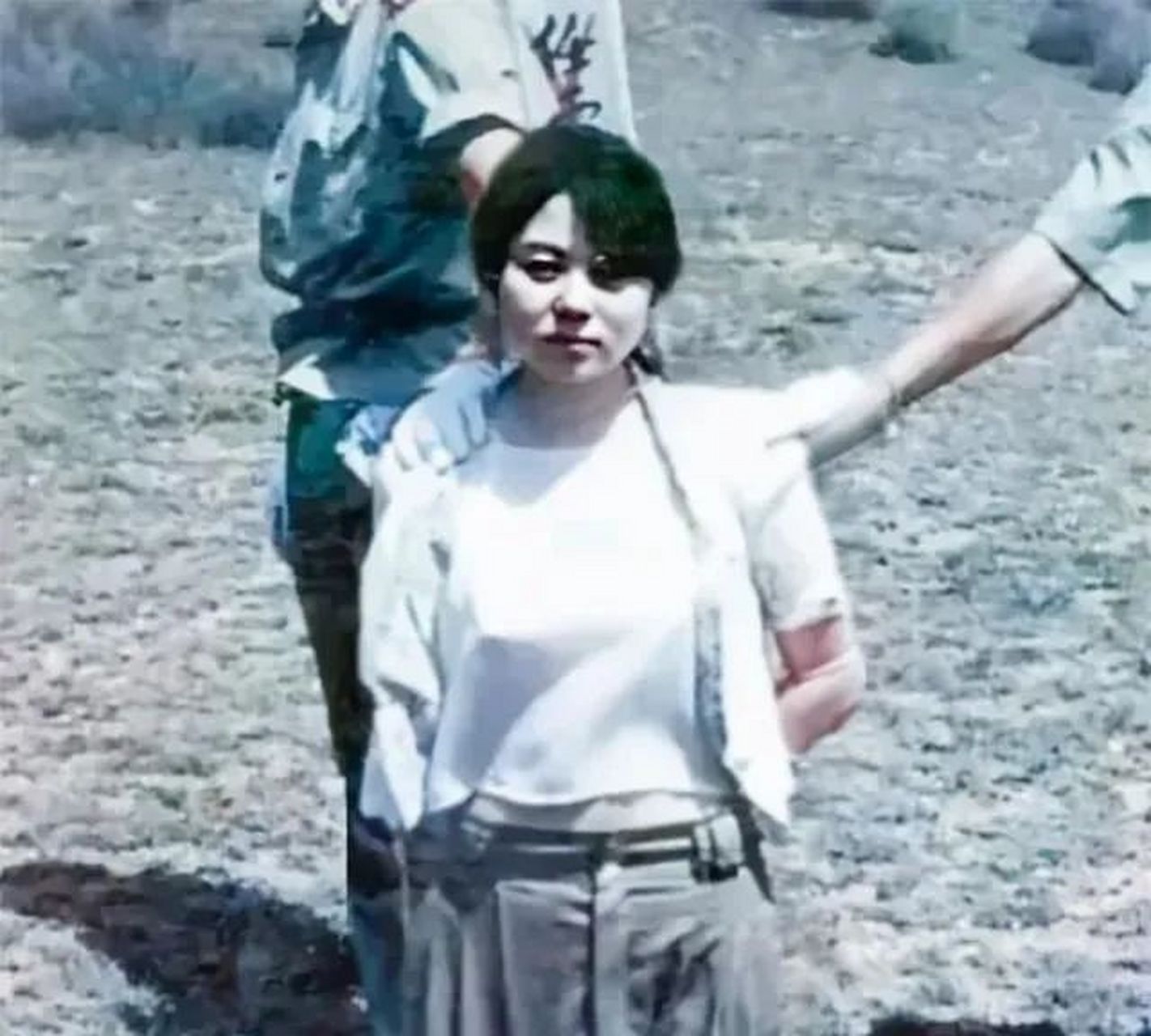 1993年,刑场上,一个年轻女孩被绑着双手跪在地上