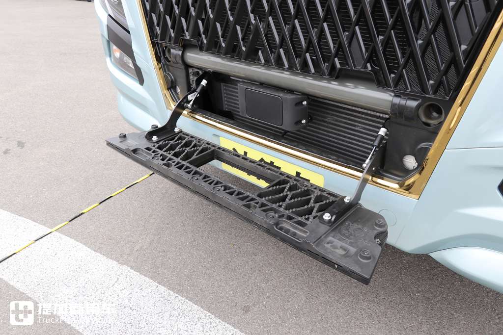 xxl驾驶室,还有680马力发动机,最新款汕德卡c9h旗舰牵引车实拍