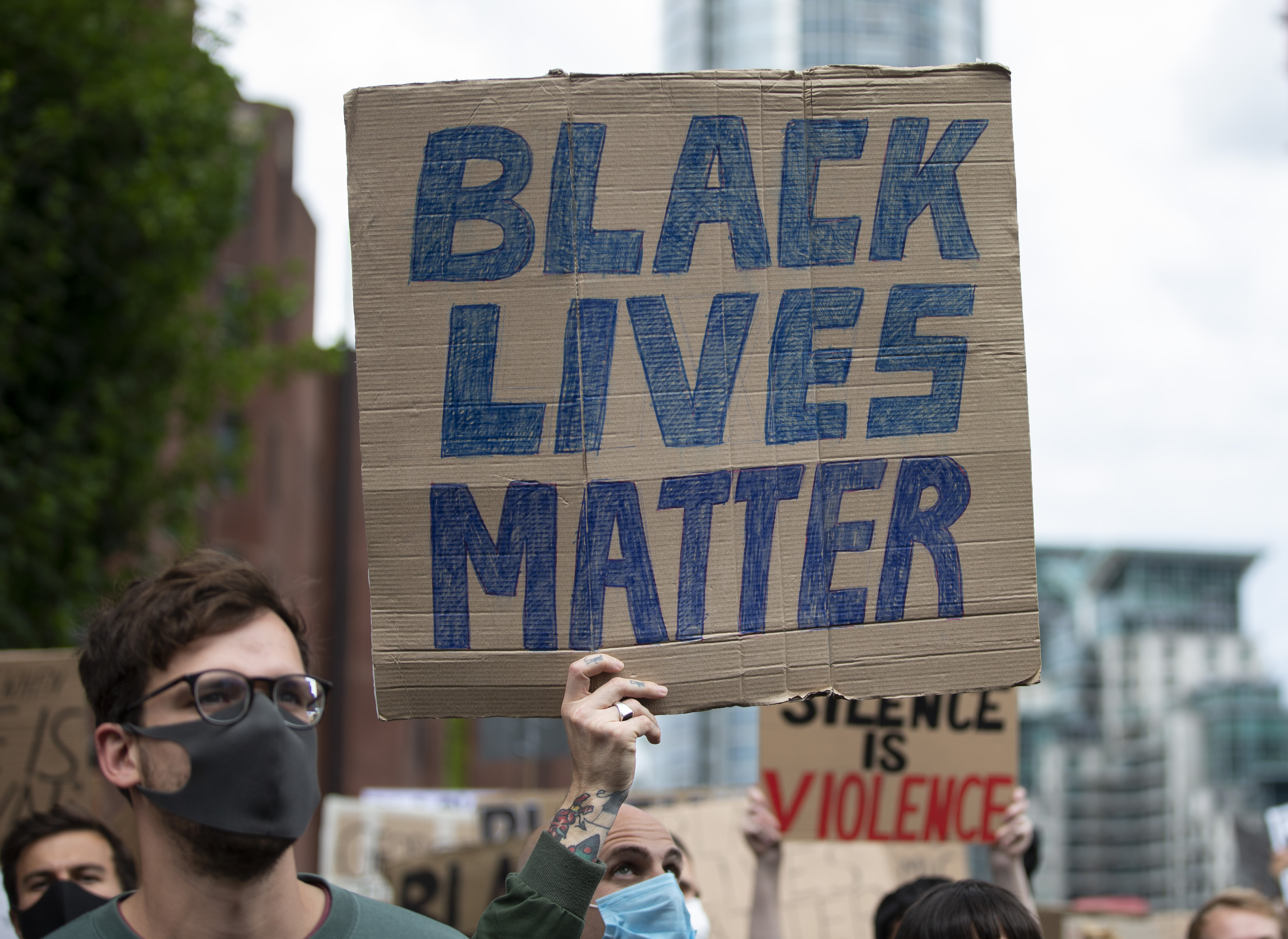 英国伦敦:民众参加示威活动抗议美国种族歧视(5)