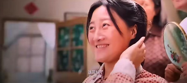 开百万豪车,住双层豪宅,《你好,李焕英》里的鬼剃头桂香有多牛