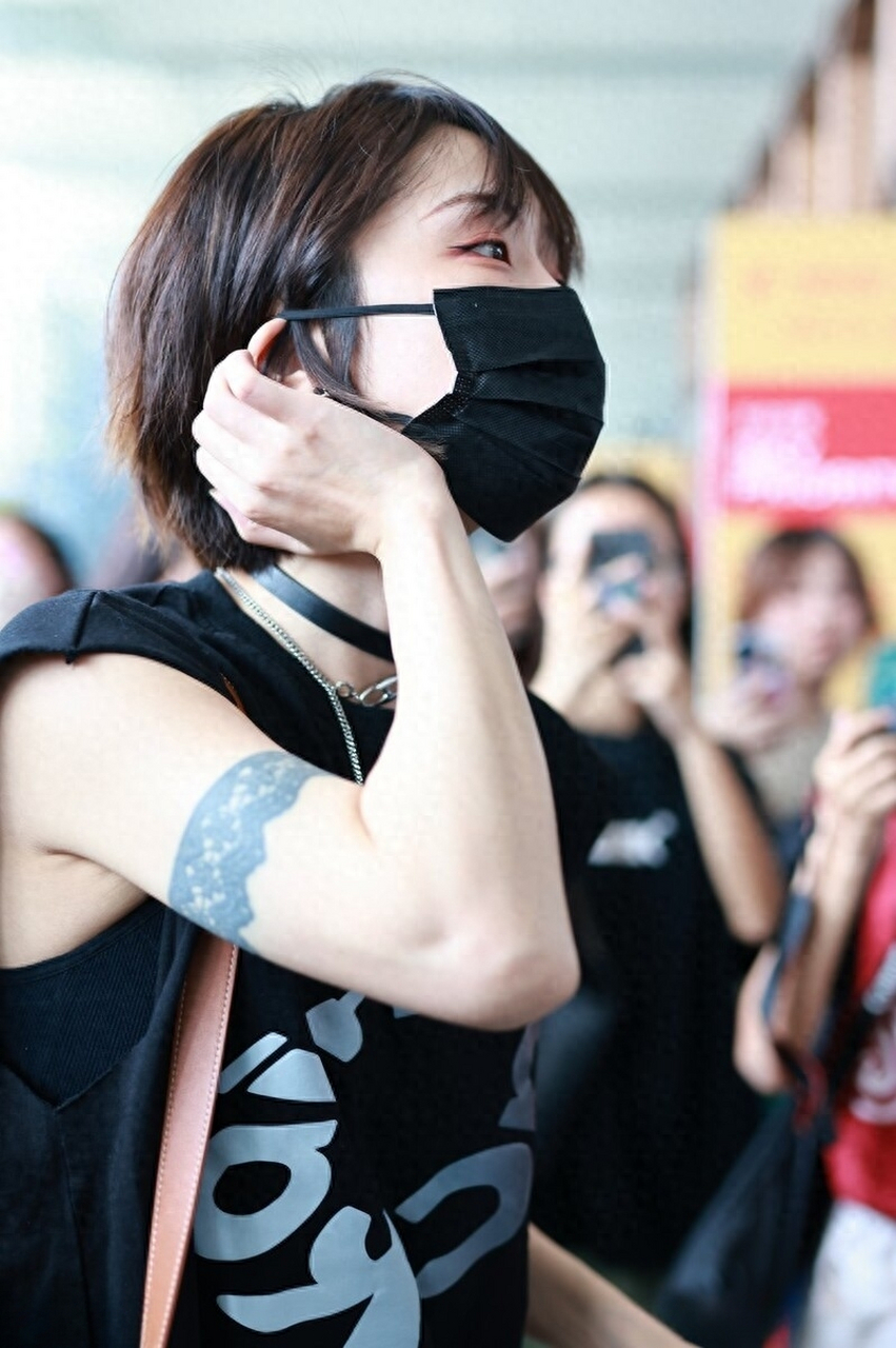 上海,刘恋现身机场.纯色无袖背心 头短发时尚酷飒.