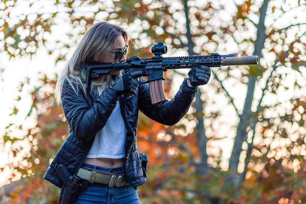 阿曼达·玛莎"枪品"爆炸的另类美女 巧妙展示出枪械的别样魅力