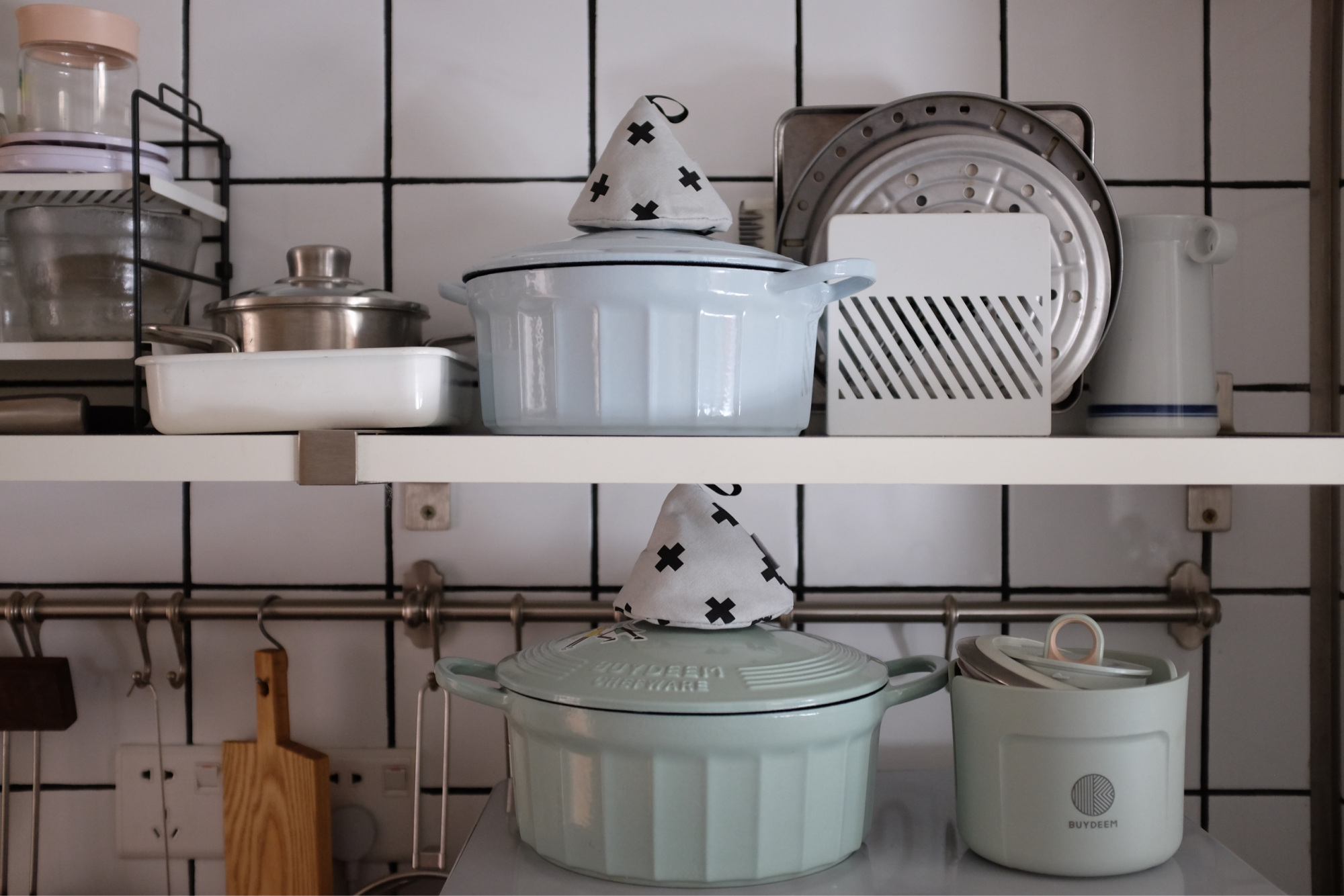 烹饪用品主要是厨房用的各种砧板,刀具,锅铲汤勺,还有各种各样的锅子.