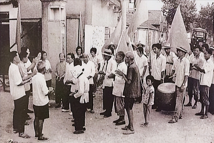 曾应龙:四川老汉登基称帝,县医院当作皇宫,纳40多名护士当妃子