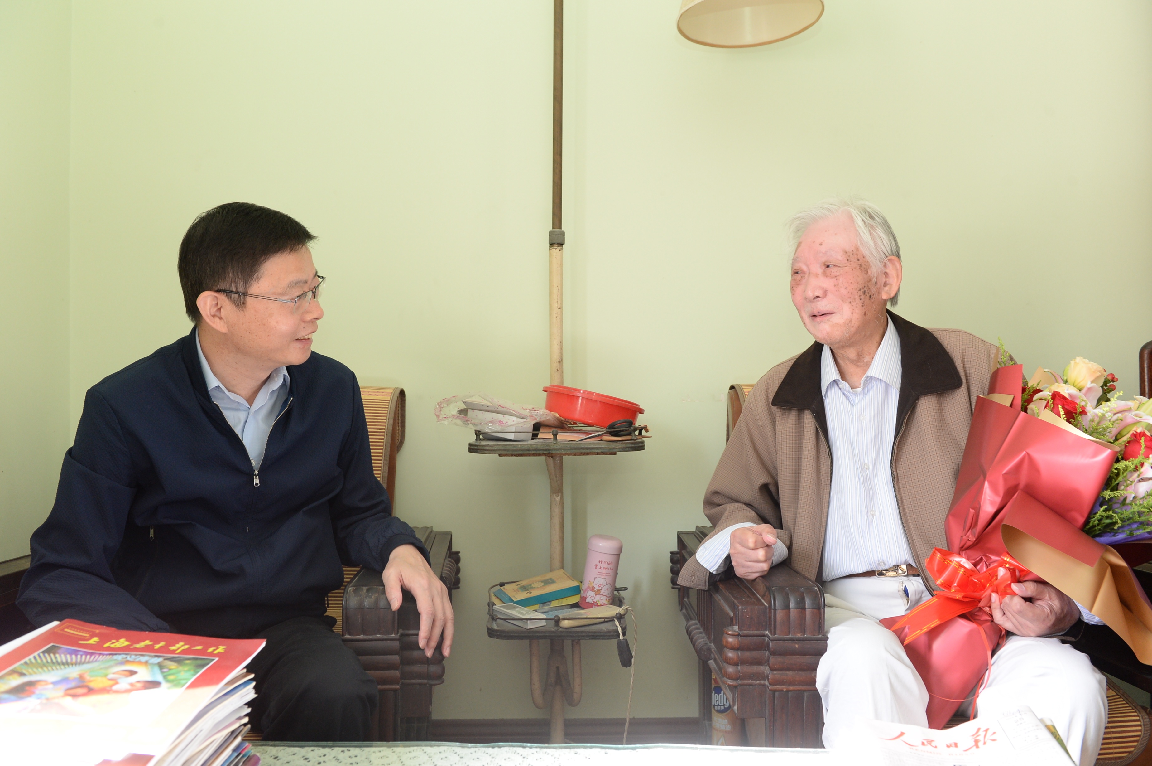 区人大常委会主任顾云豪走访慰问老同志