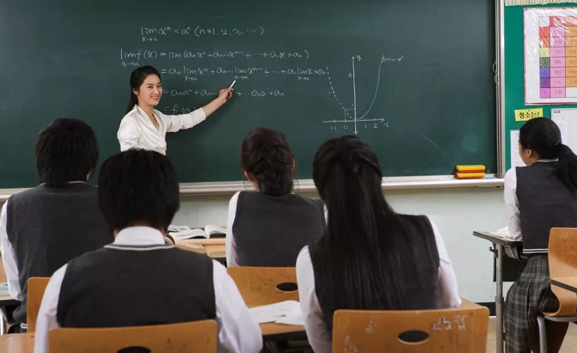 校长痛批教师上课两大现象,老师:烦请领导放下麦克风,站着开会