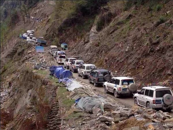 川藏线上的穷游女,举着写有"求rb"的牌子,这牌子有何含义?