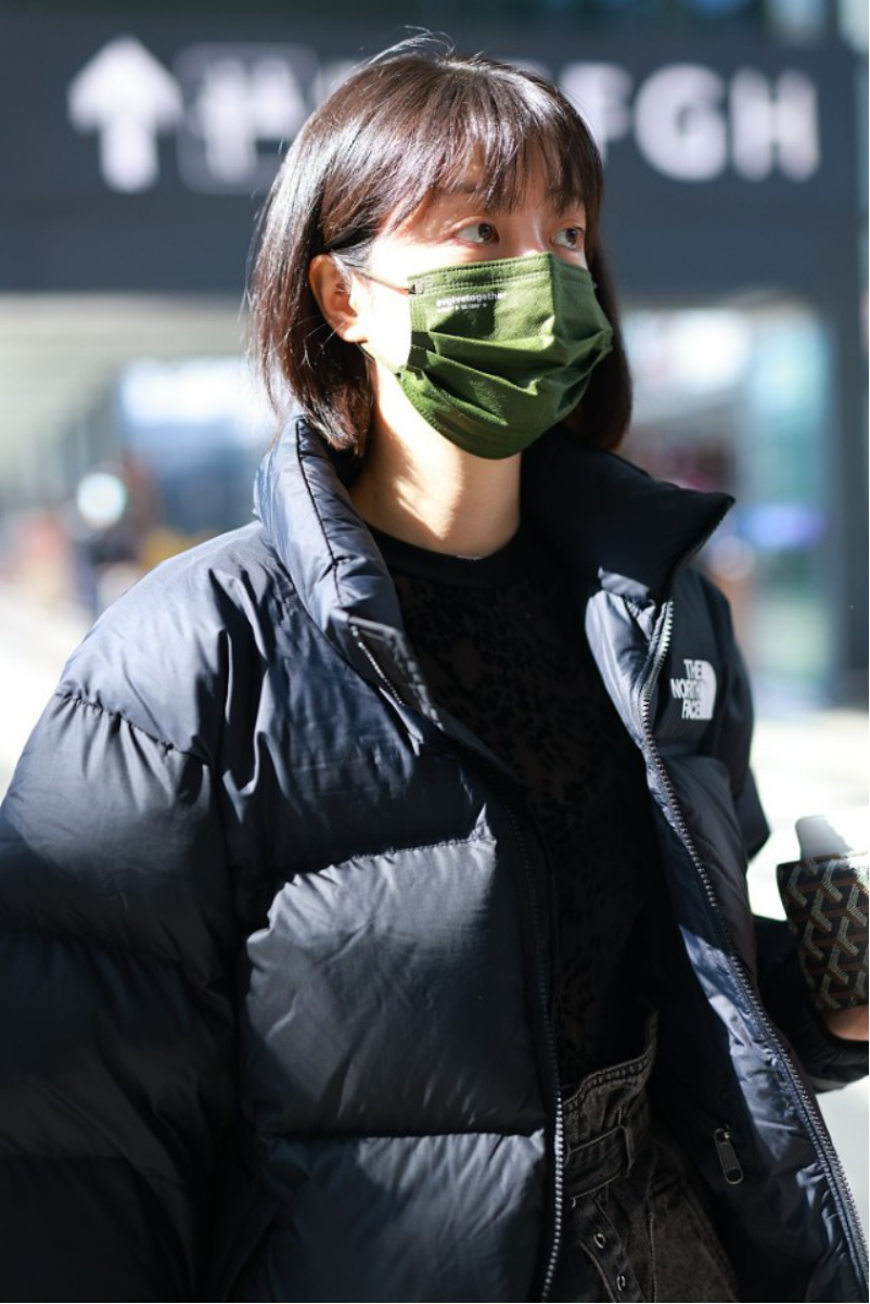 李溪芮也是一个运动少女,一身厚实的棉服搭配,更有一种学妹感
