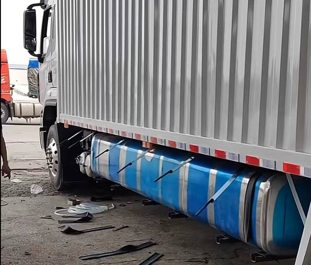 卡车司机魔改超大油箱,油耗子看见肯定追着跑