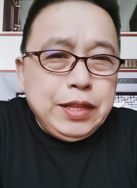 侯耀文徒弟姜桂成,曾在直播提及大衣哥时被说蹭热度,他生气回怼
