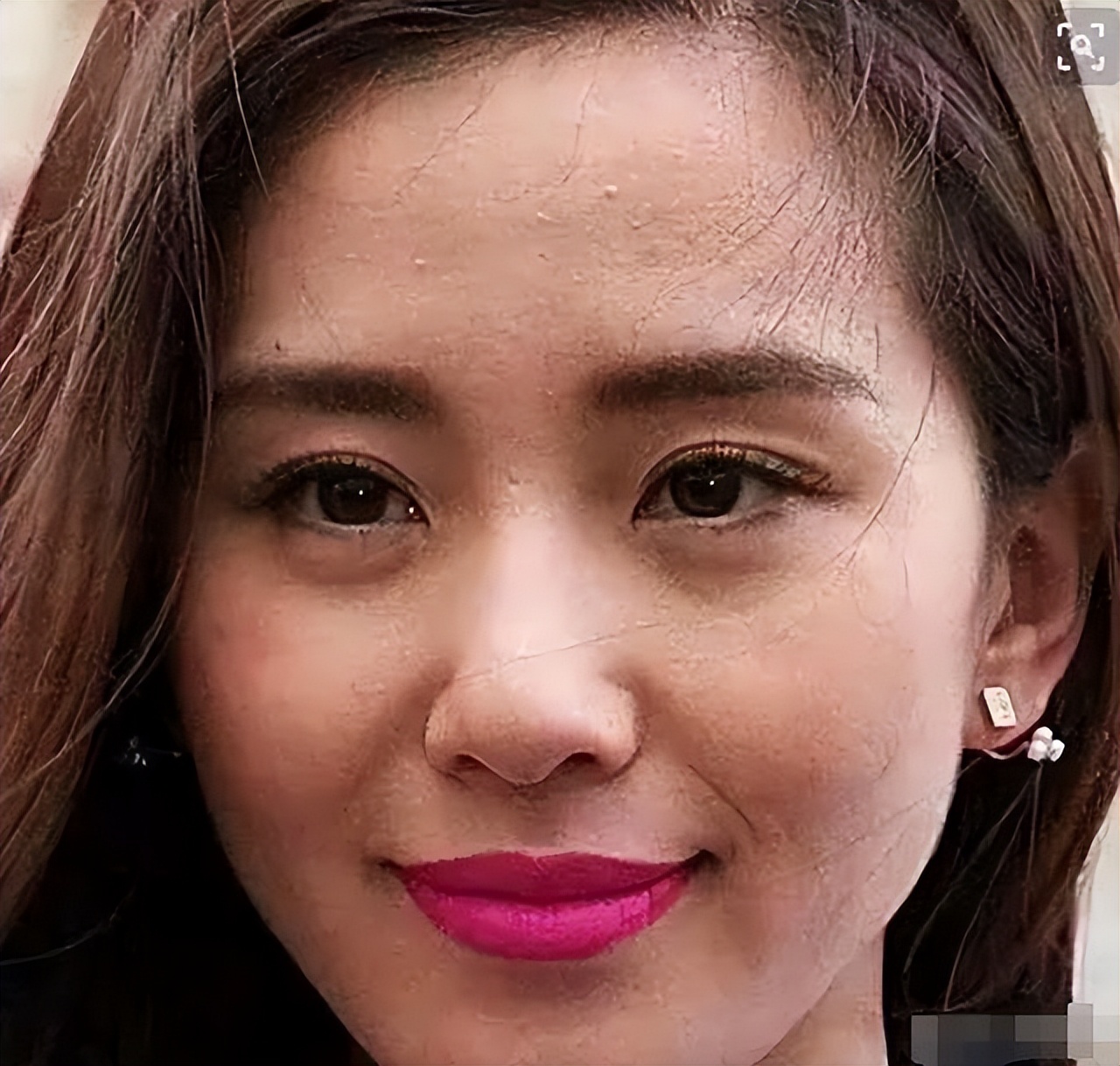 女星怼脸拍过于真实,卡粉浮粉是常态,肌肤状态不比普通人强多少
