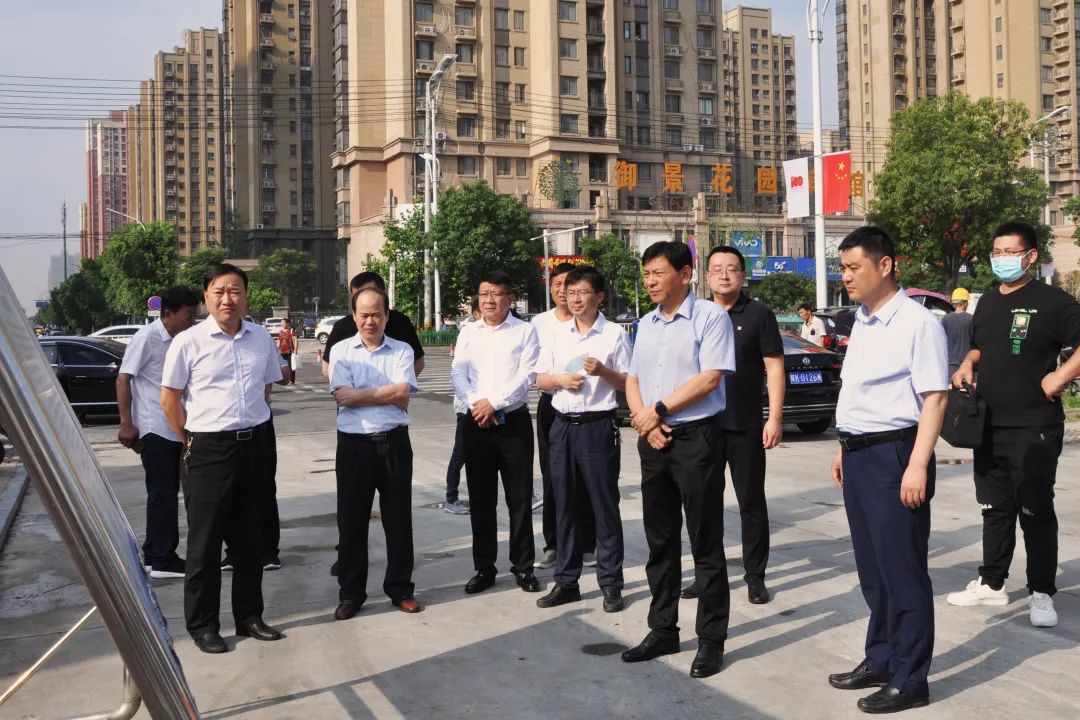 颍州区区委副书记,区长刘峰一行调研阜阳市妇女儿童医院二期项目