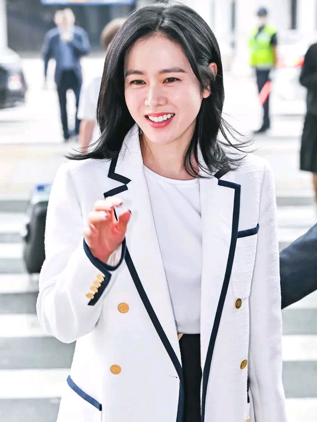 孙艺珍产后首复出白色穿搭美出新高度感觉越来越像玄彬了