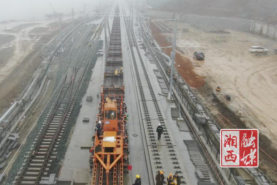 张吉怀铁路建设提速 | 永顺段轨道铺设全面完成
