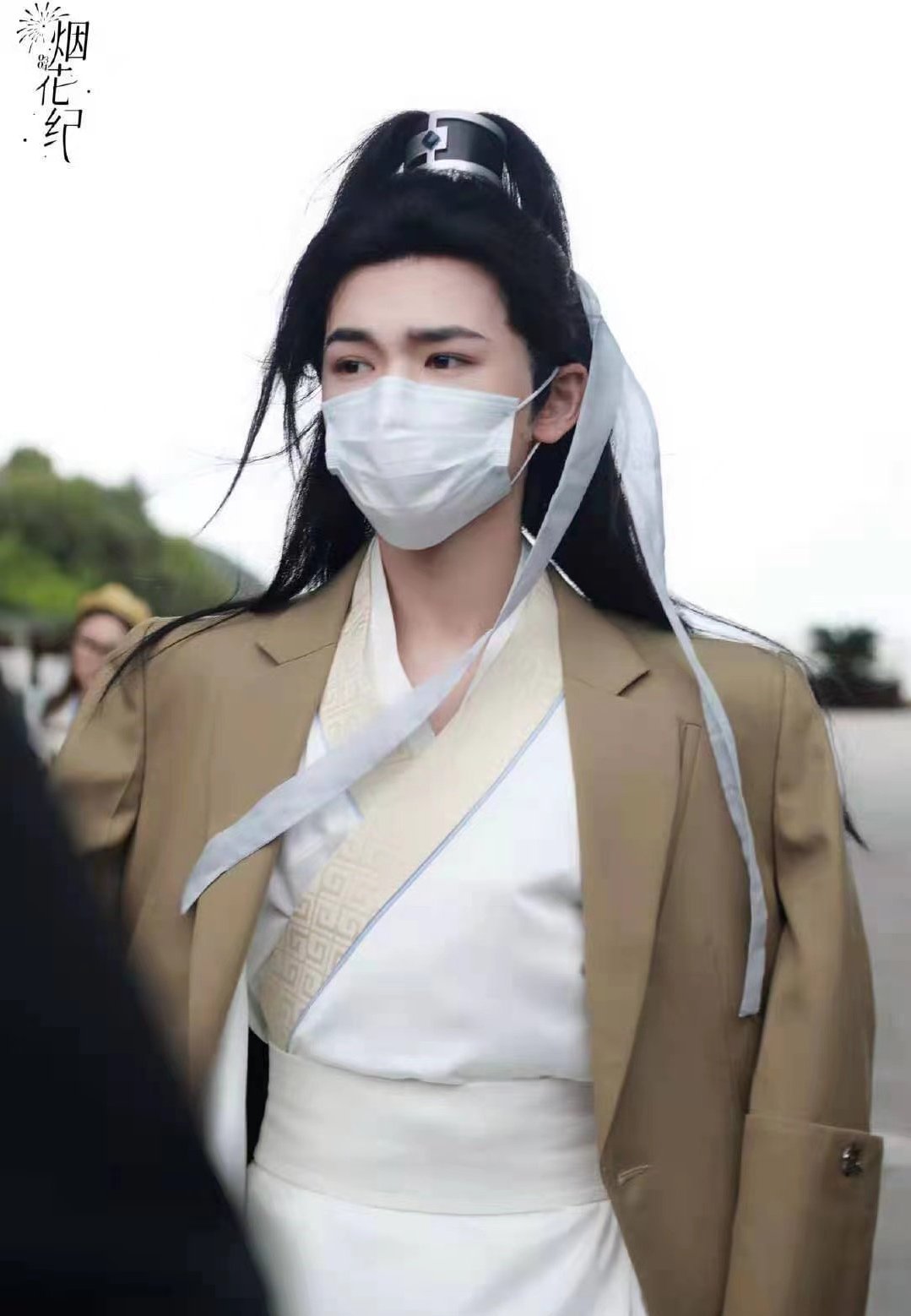 宋亚轩带火了一种穿搭叫"外面西装,里面汉服",潇洒又帅气