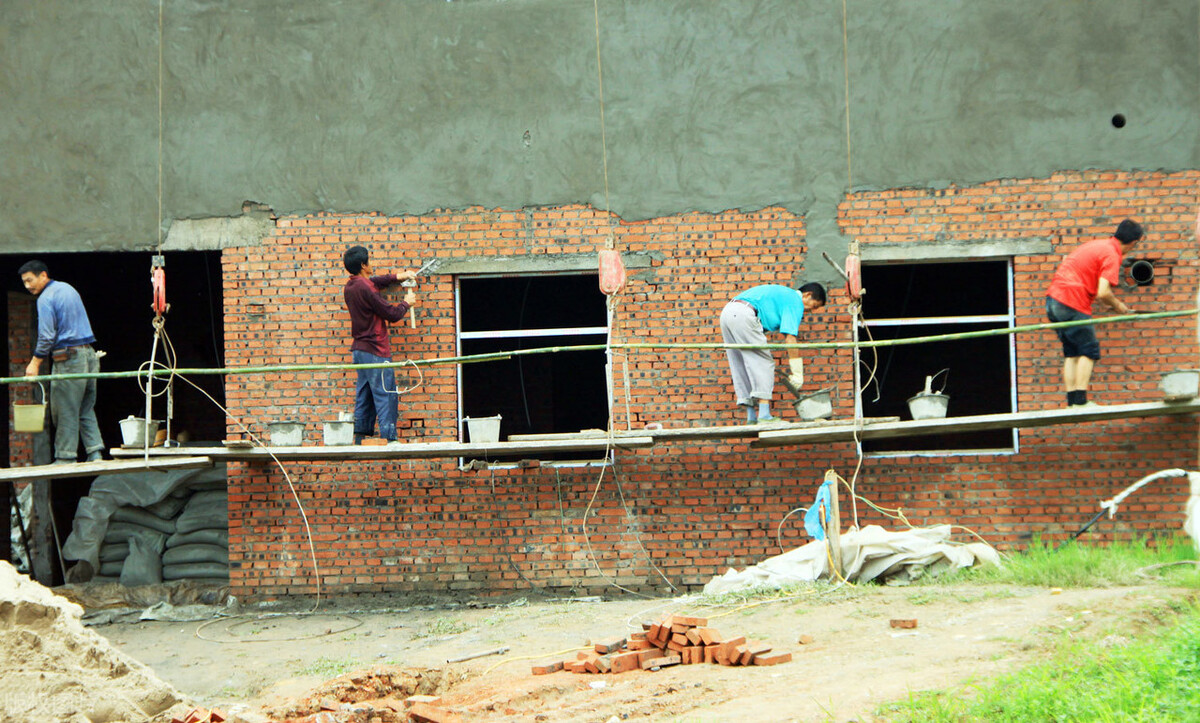 农村盖房,承包队工人不慎伤亡,房主是否需要承担责任?