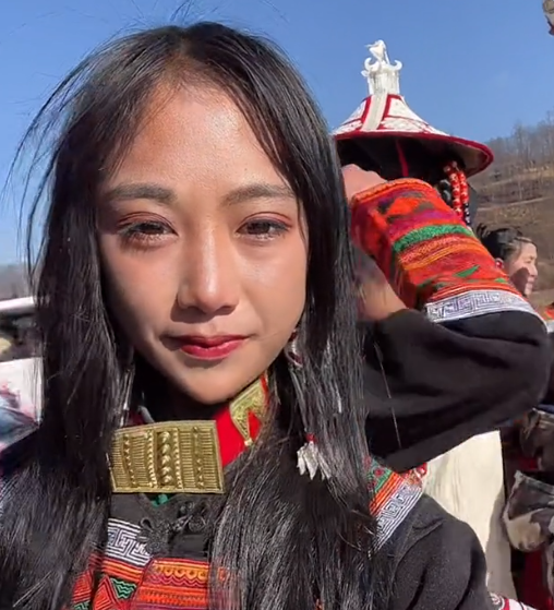 19岁"凉山孟阳"结婚照曝光,肤白貌美像小公主,网友:换了个头