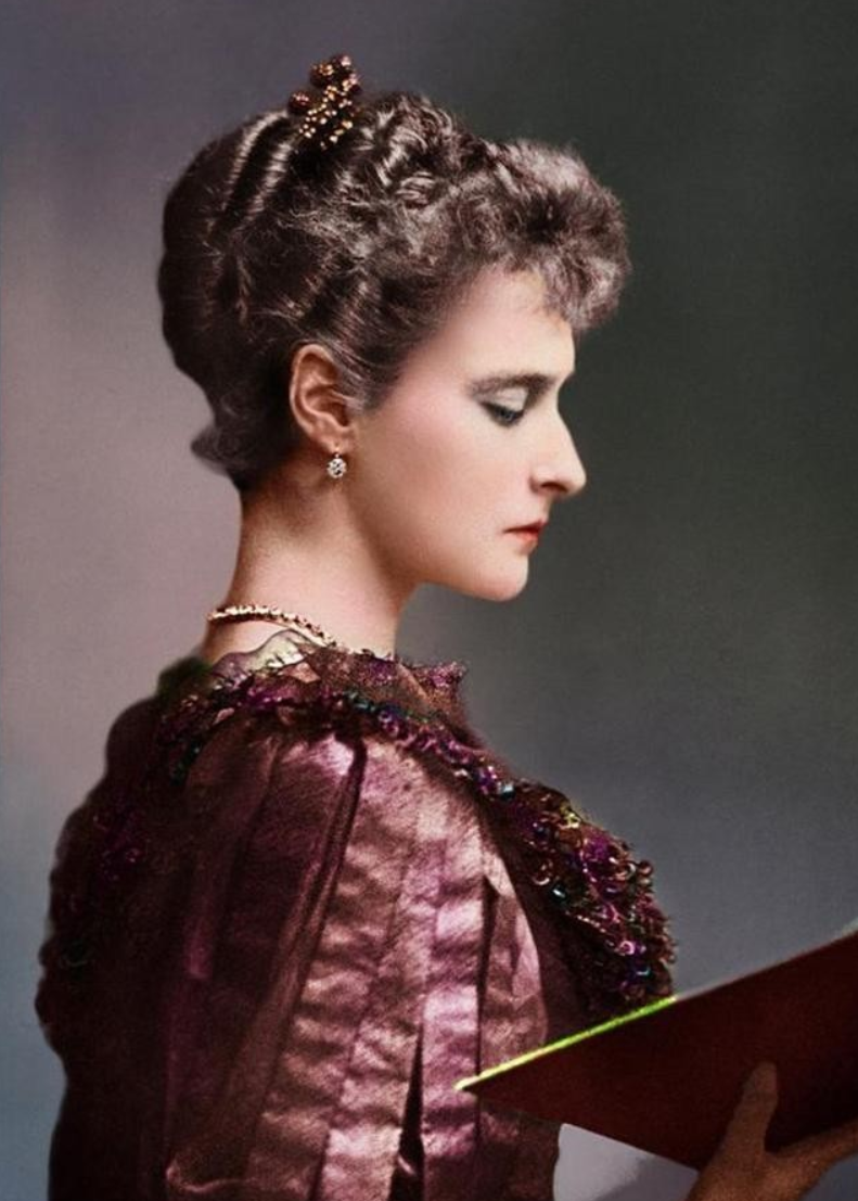 俄国末代皇后:美貌与茜茜公主齐名,却被视为不祥的人,尸骨无存