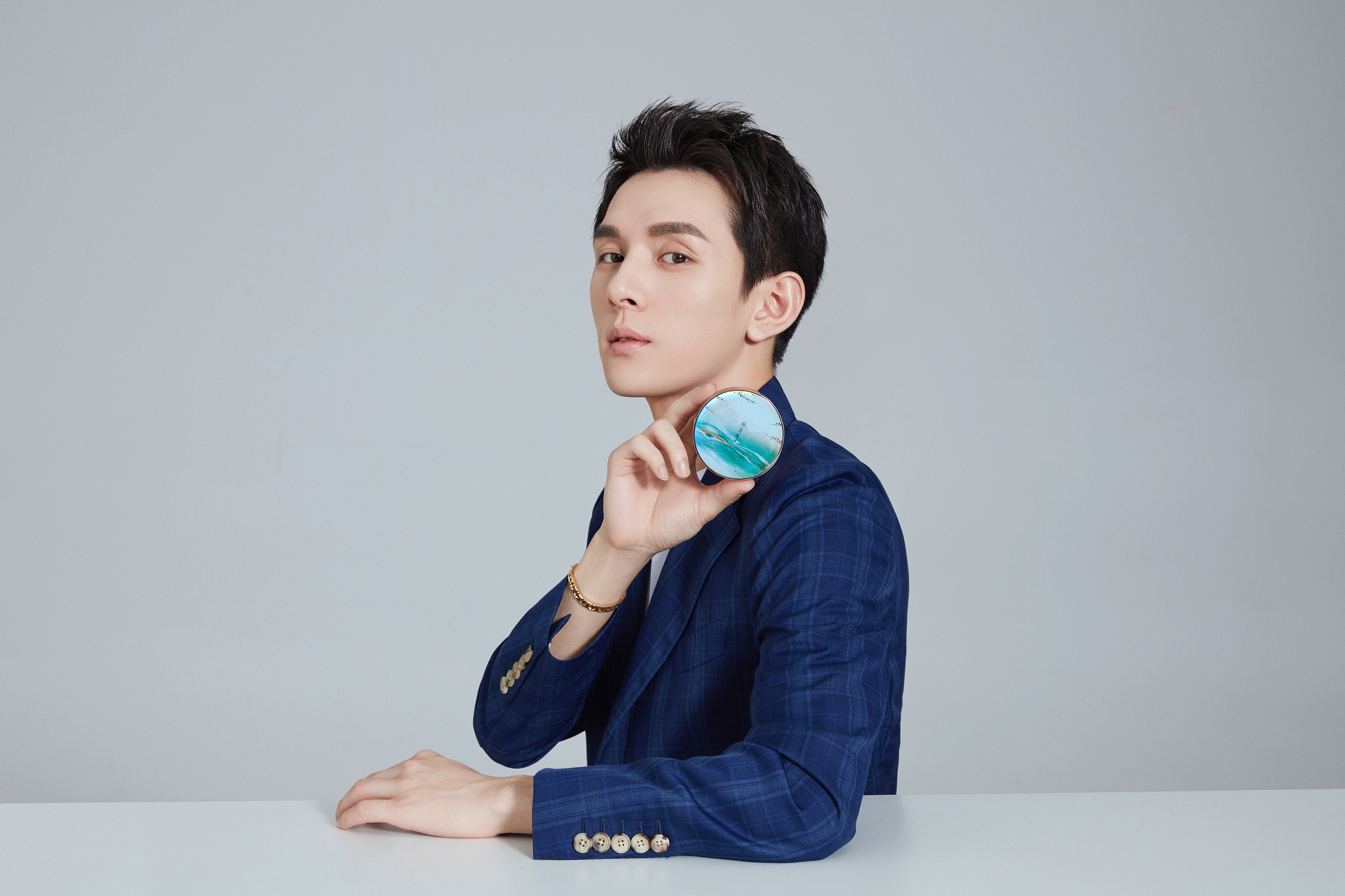 花西子创始人送1万份眉笔,这是真心回馈还是炒作?