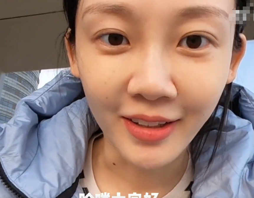 郑凱老婆苗苗家中种菜!菜苗盆子在阳台摆一地,素颜出镜皮肤超白