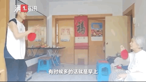 热点|56岁儿子回应陪八旬母亲打球，称孝心不能等，网友：真的让人感动