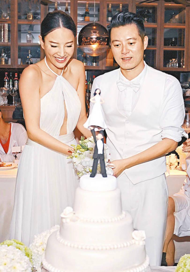 郑希怡庆祝结婚10周年,晒与老公合照直言很幸福