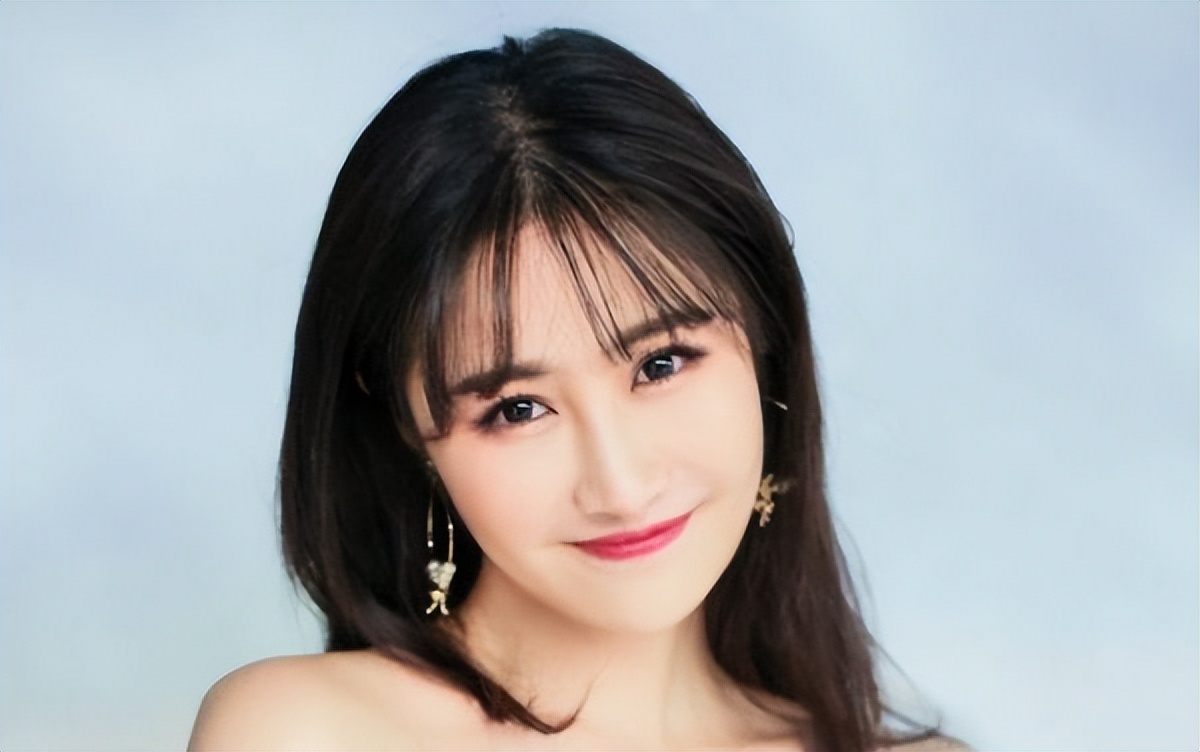 前芒果台主持人梁田被"视奸"?不报警反录视频,被网友骂上热搜