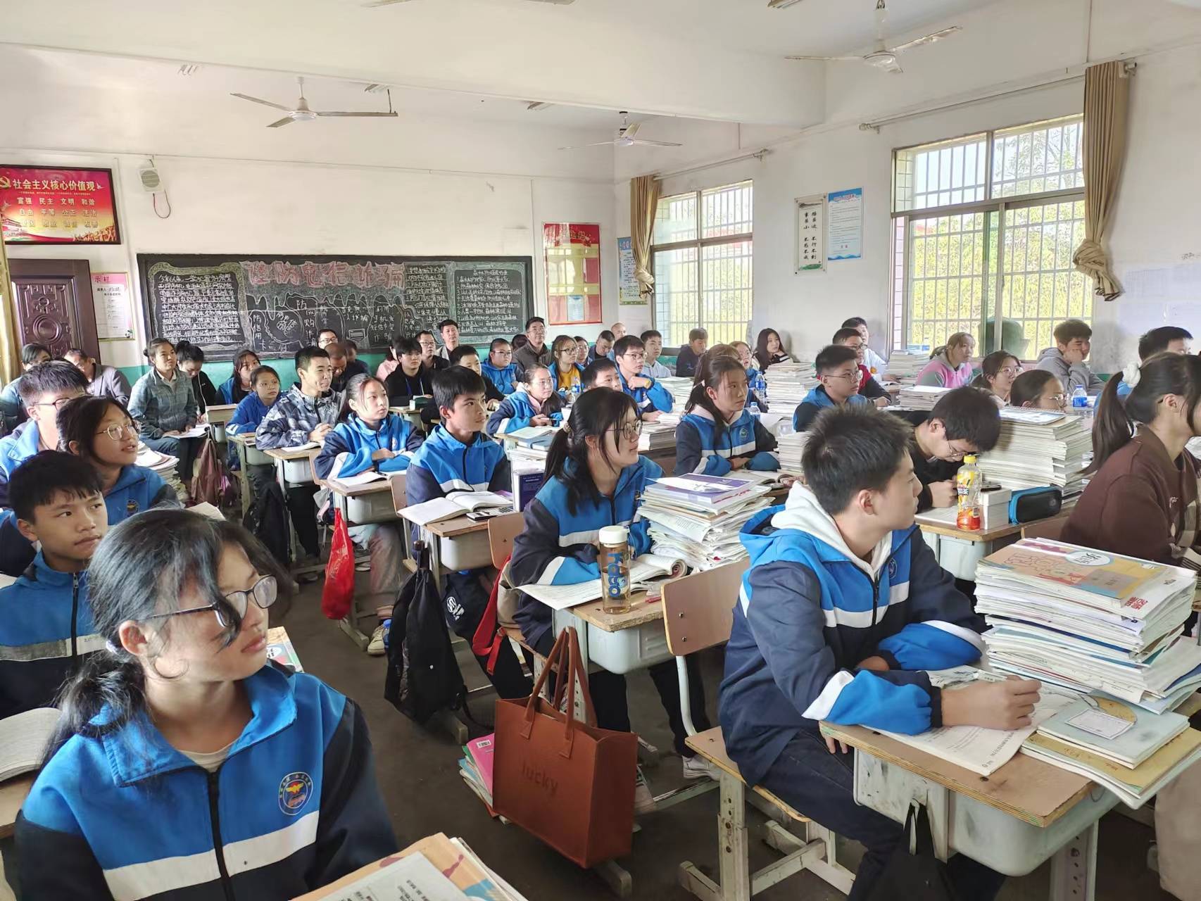 杏坛新秀展风采,蓓蕾初绽吐芬芳——新禾中学青年教师竞赛活动