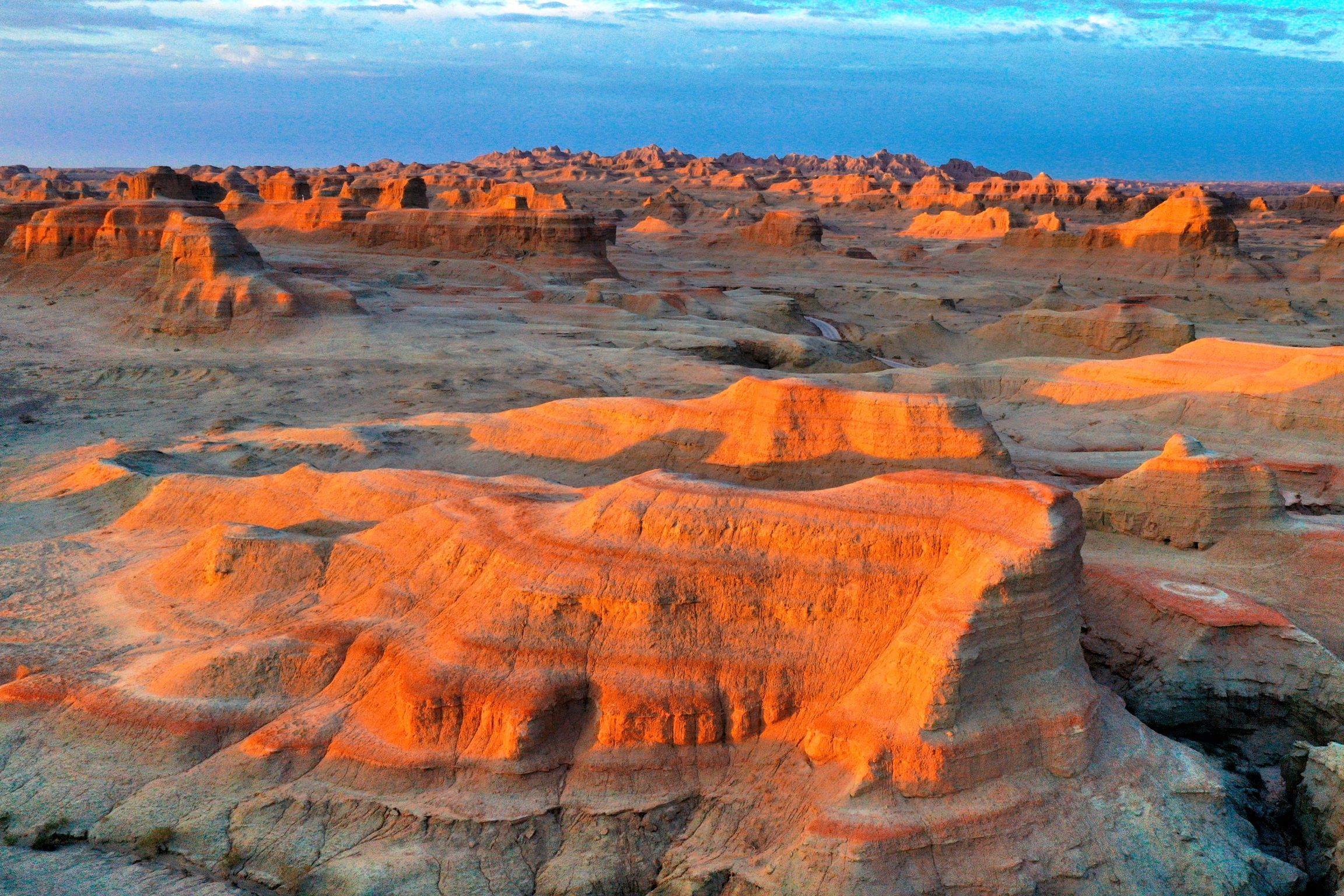 克拉玛依市位于新疆准噶尔盆地西部,是一座因石油而兴起的现代化城市.