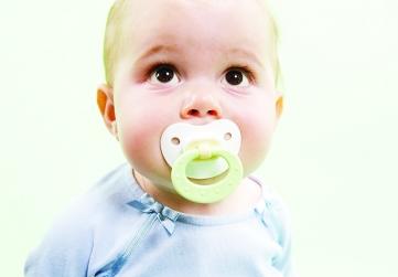 安抚奶嘴是"神器"还是"凶器",不想宝宝越长越丑,家长须知这4点