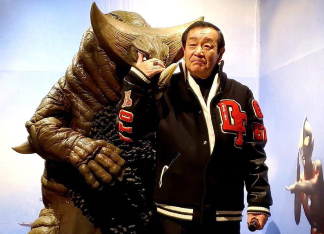 奥特曼:高峰圭二参观特摄展,再次和艾斯同框变身,泽塔被恶搞!