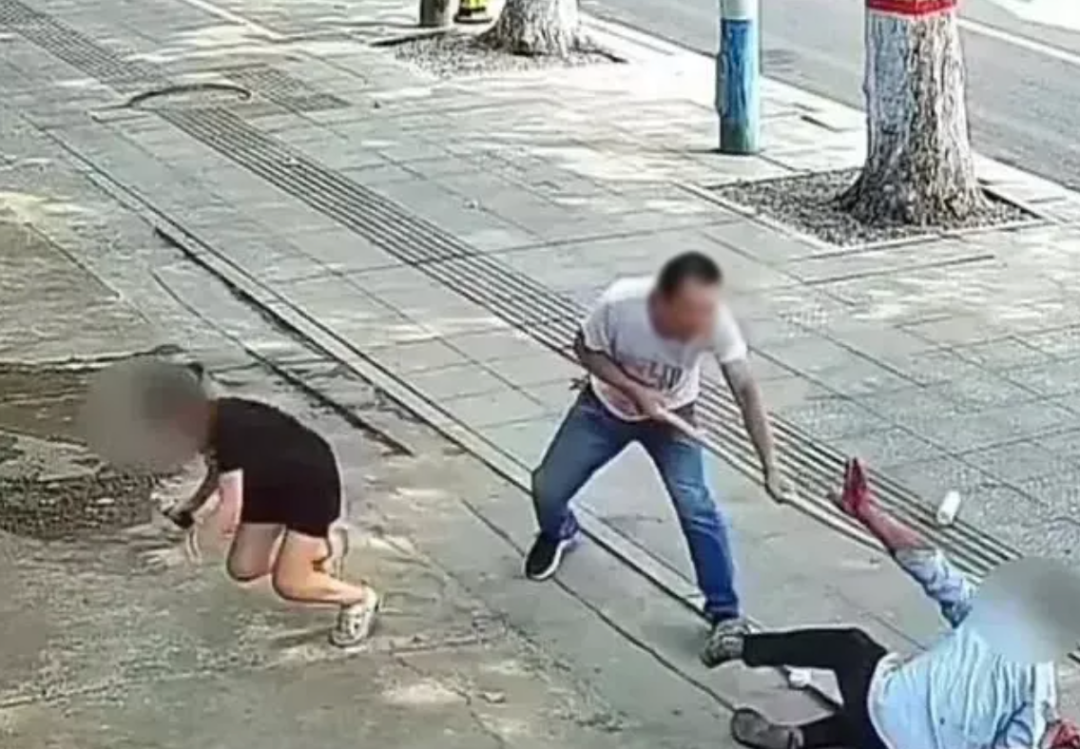 |男子挥刀追砍女孩，一个身影冲了上去！