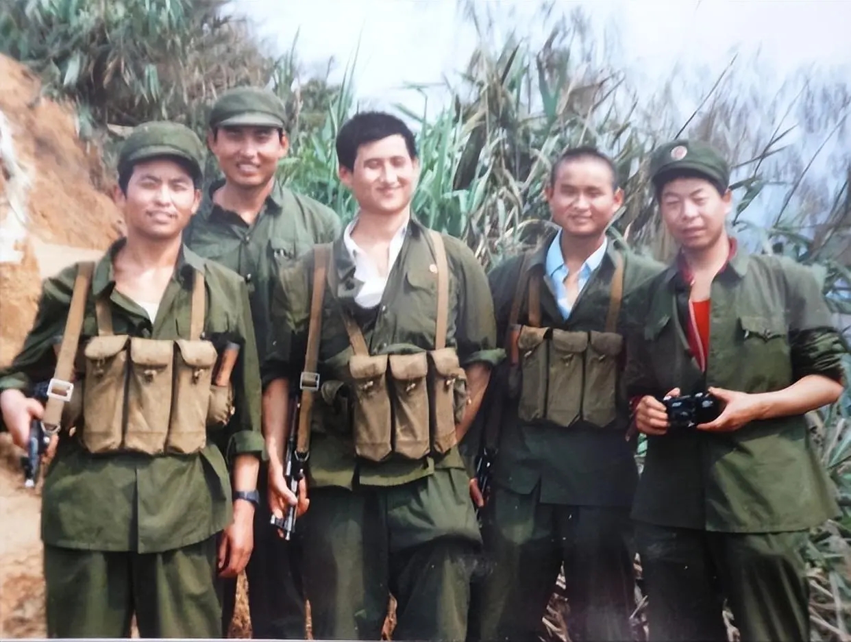 80年代,秦基伟将军之子在老山前线的合影,真的是"虎父无犬子"