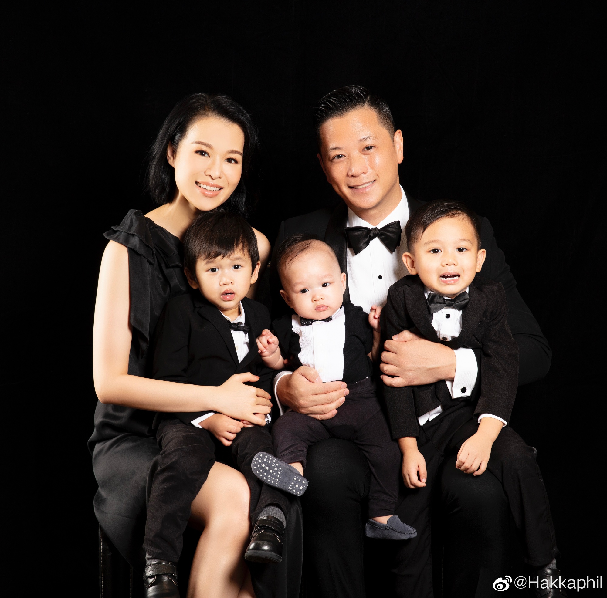 胡杏儿老公晒一家五口合影!三胎儿子如复制粘贴,被赞基因太强大