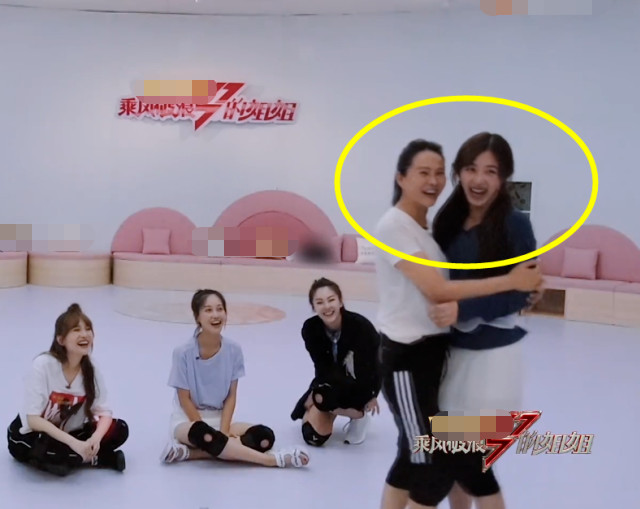 伊能静抱着张含韵,被节目组关美颜后,两人21岁年龄差太真实!