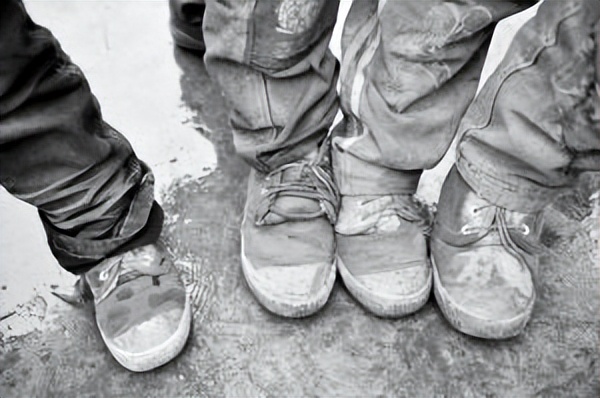 80年代农村孩子上学记,经历过的都要当爷爷了,你是否还记得?