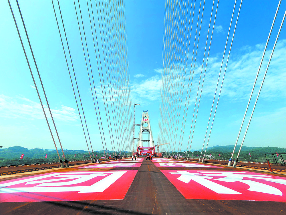 全球首座公铁平层布置桥梁合龙 建成后将成蓉昆高铁过江通道