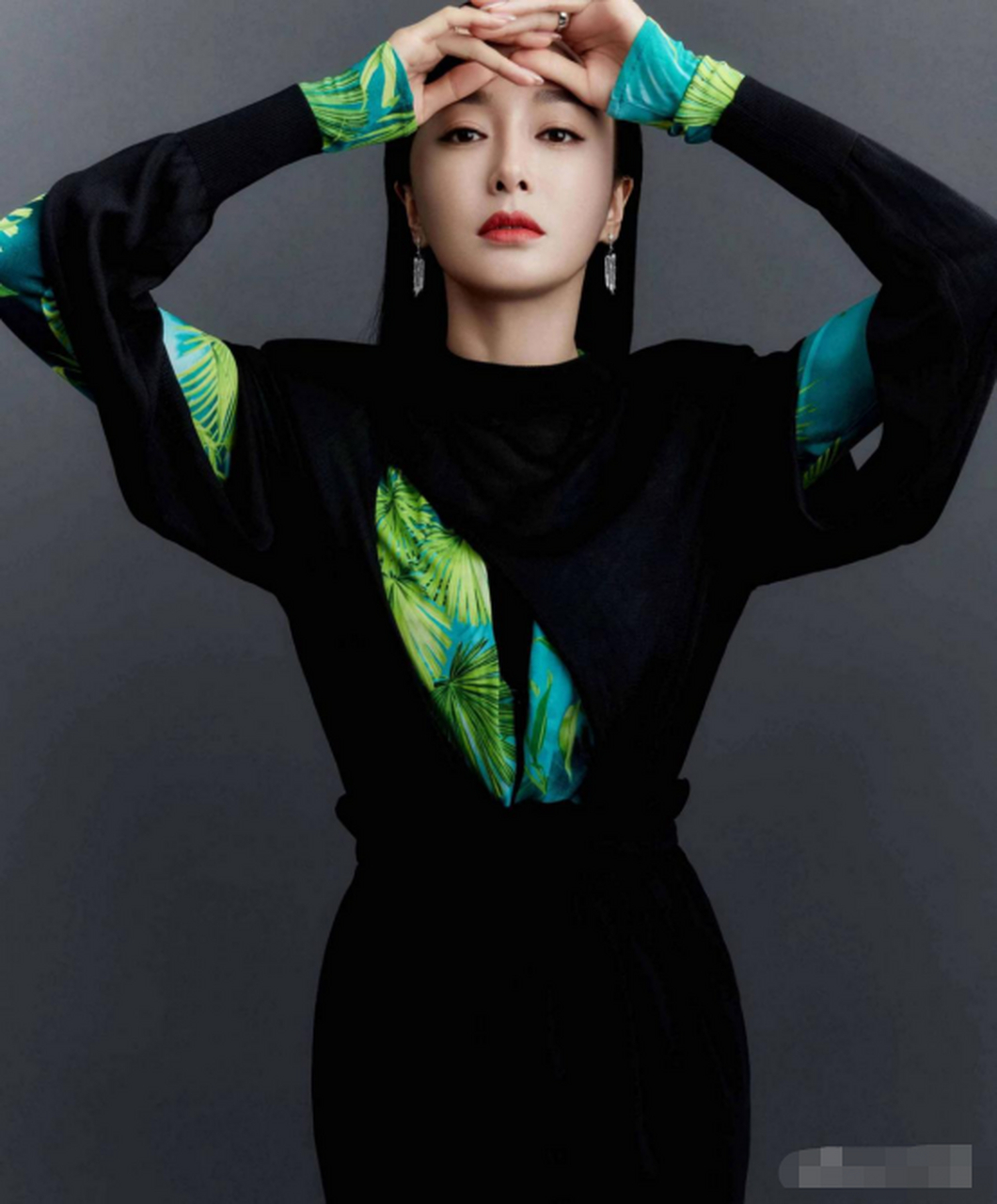 一次采访,记者问秦岚:"你和黄晓明同居5年,他出车祸你贴身照顾,不惜赔