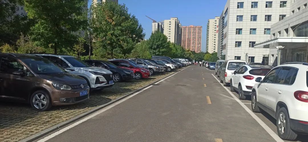 文明之忻丨人民医院车辆停放有序,停车入位已成为城市文明风景线