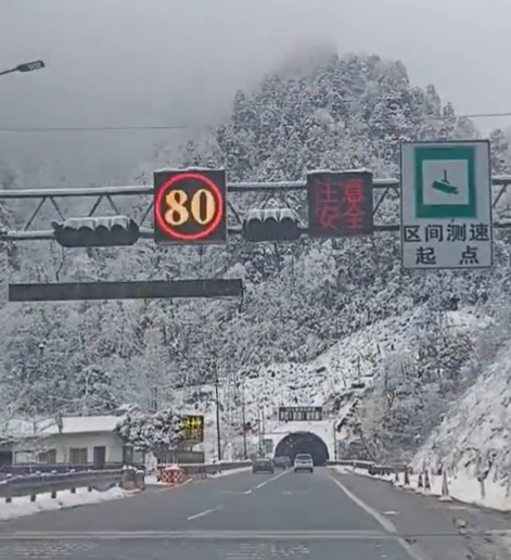 四川一女子穿过泥巴山隧道,记录下神奇景观,真十里不同天