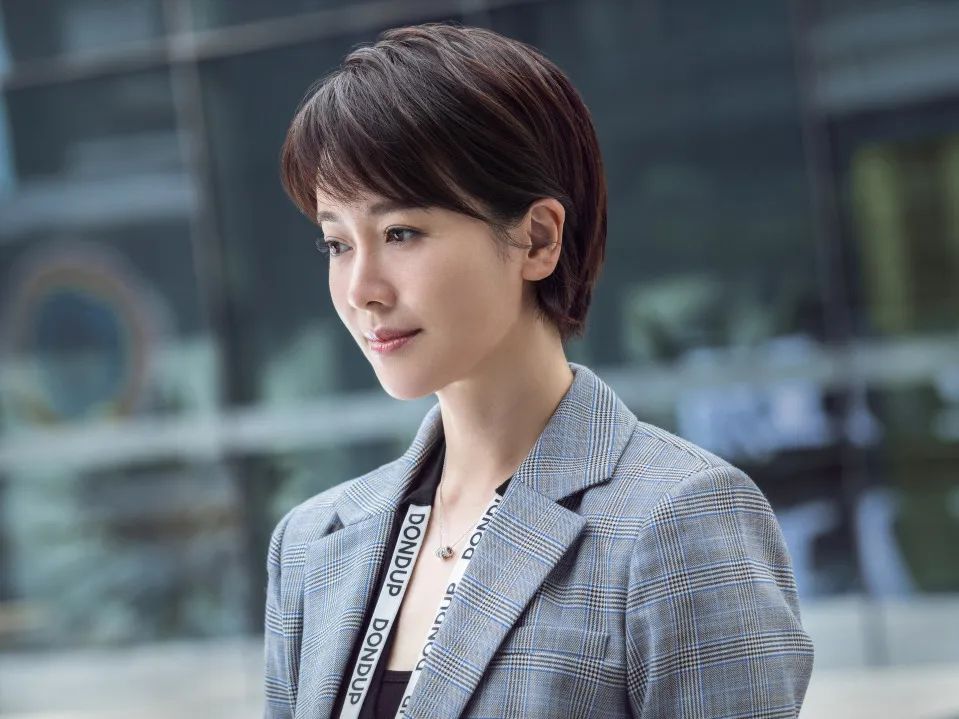 四十岁以上的女人,建议你放弃卷发,直发更显年轻