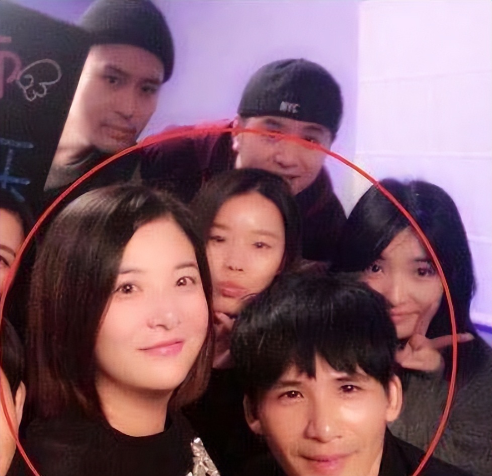 大张伟夫妇英国游玩被偶遇,妻子戴6000元帽子,体重飙至160斤