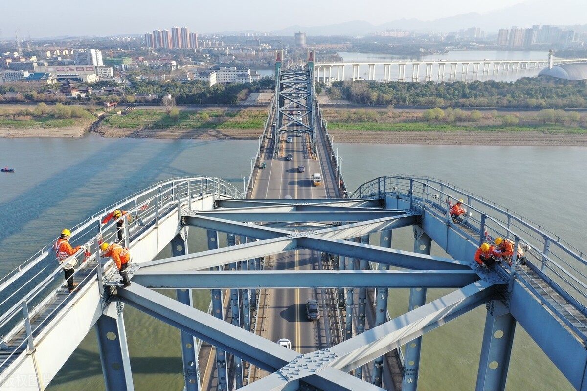 江西九江,桥梁工在九江长江大桥上进行检修