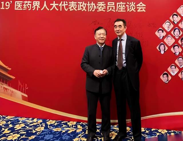 湖南岳阳富豪叶湘武两度离婚,系80后娇妻与长女同岁,现身价8亿