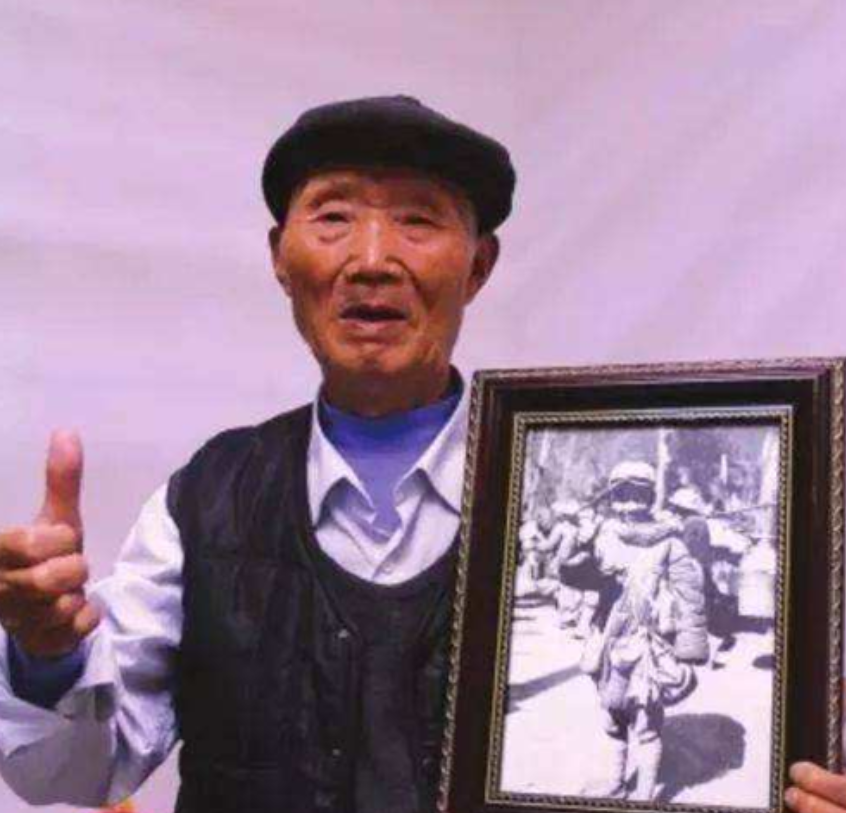 陈友礼:12岁扛枪上战场,被记者拍下,时隔70年再看照片热泪盈眶