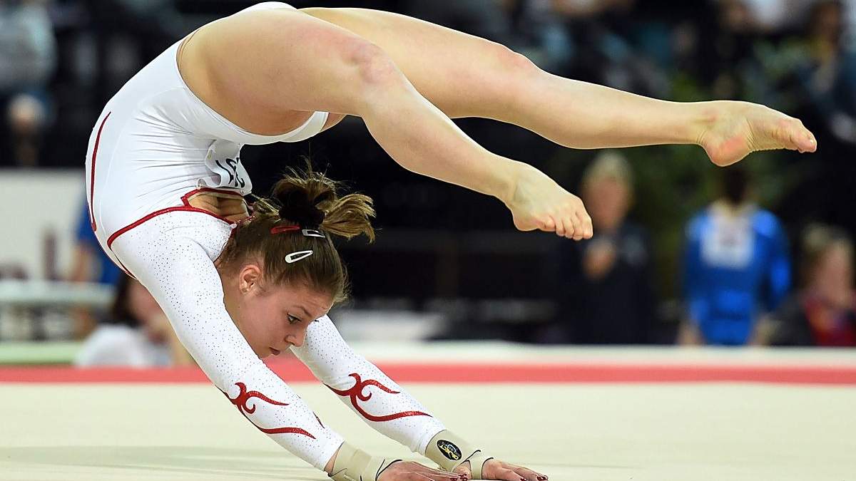 不过观看体操比赛的人们会发现,体操运动员为何都穿三角裤比赛,而不是