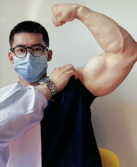 185cm北京肌肉医生走红网络,粗胳膊火箭腿,估计没人敢医闹