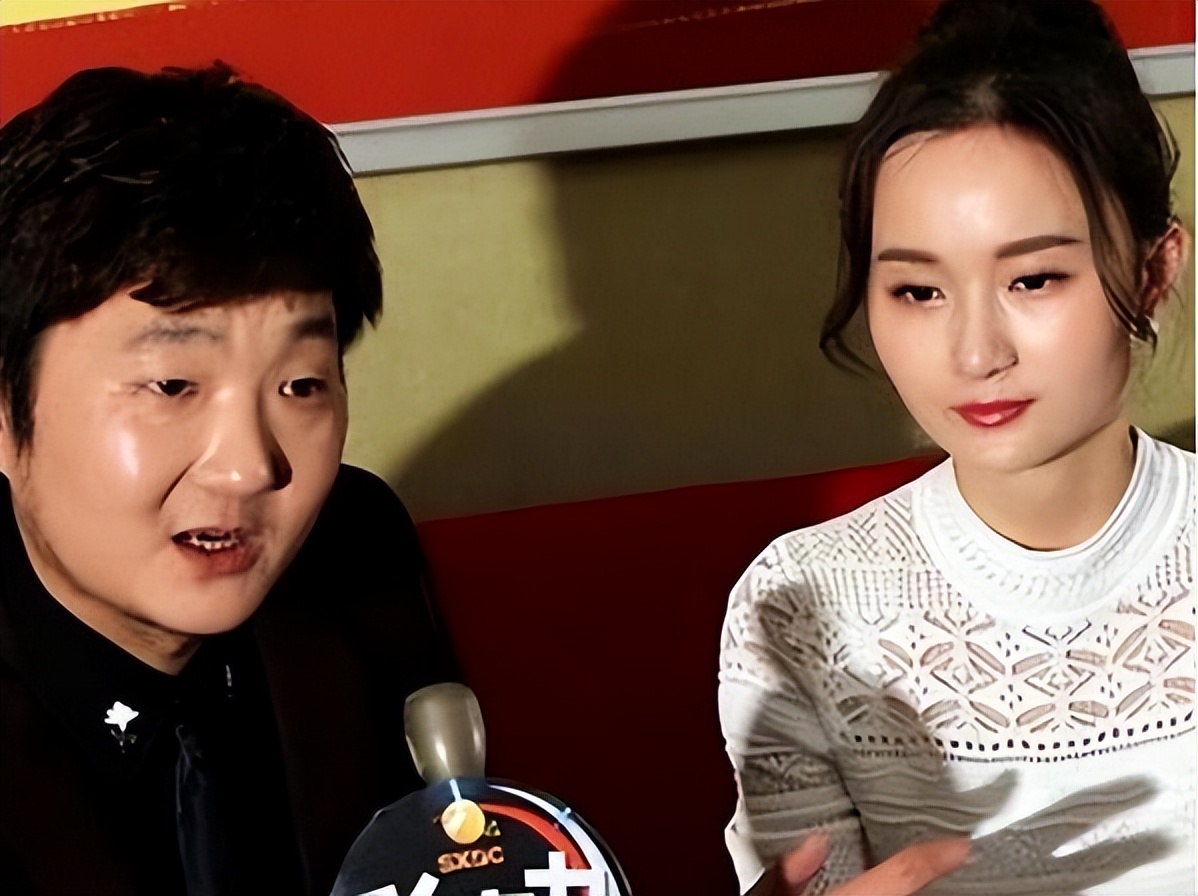 王大治携妻女看房被嘲!一件t恤穿2年,如今也算"如愿以偿"