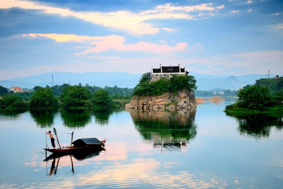 湖南一奇葩景点,为"永州八景"之一,寺庙建于江中孤岛上