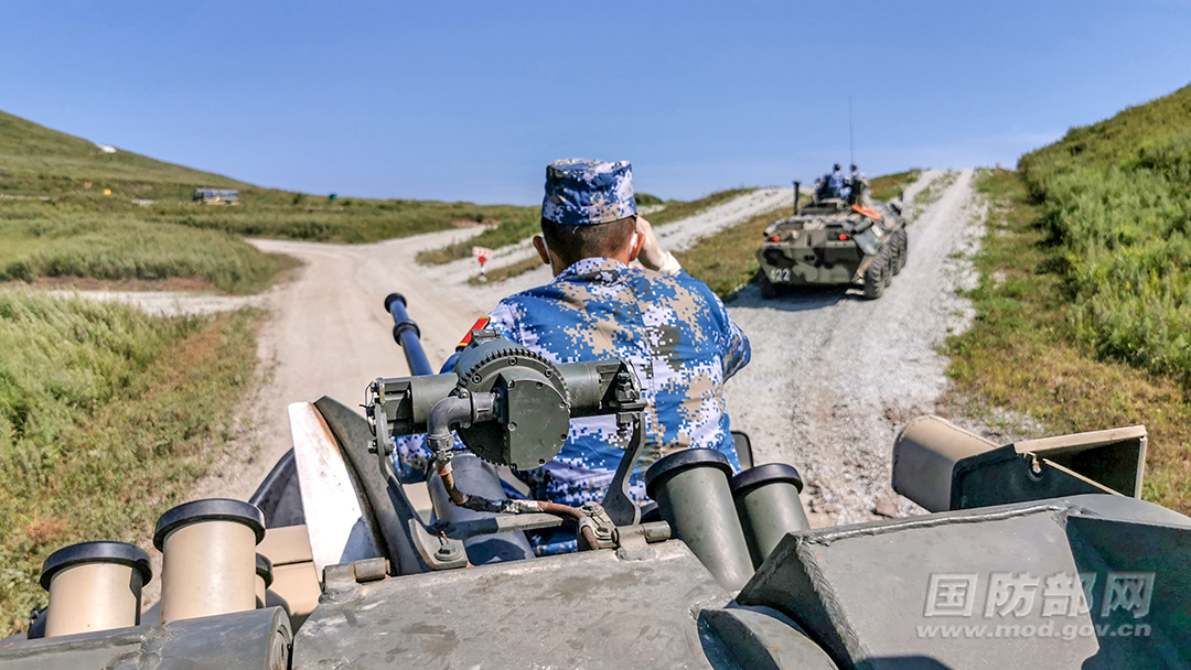 接力赛参赛队员驾驶装甲车通过车撤桥. 肖勇利 摄